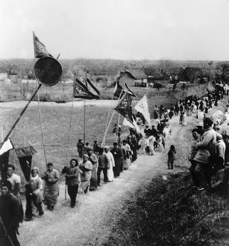 1943年冬，在苏北抗日根据地，群众纷纷将自己的子弟送到新四军中（资料照片）。