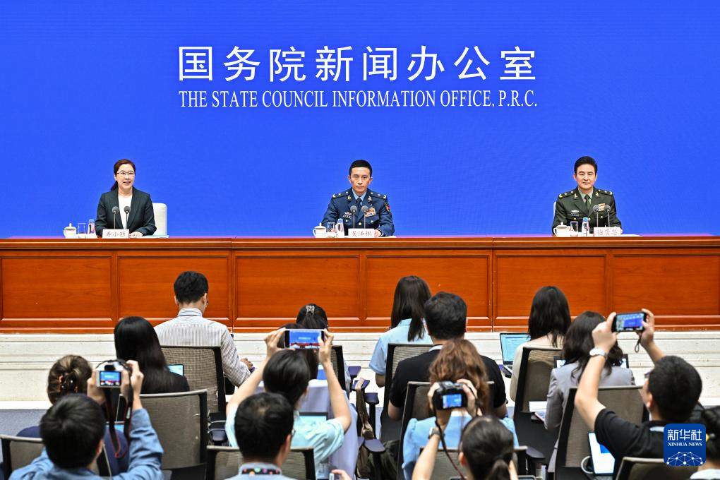 8月20日，国务院新闻办公室在北京举行新闻发布会，阅兵领导小组办公室副主任、中央军委联合参谋部作战局少将副局长吴泽棵，中国人民解放军中部战区阅兵指挥机构办公室常务副主任、政治工作部少将副主任徐贵忠介绍阅兵准备工作有关情况，并答记者问。