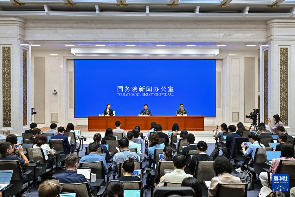 8月20日，国务院新闻办公室在北京举行新闻发布会，阅兵领导小组办公室副主任、中央军委联合参谋部作战局少将副局长吴泽棵，中国人民解放军中部战区阅兵指挥机构办公室常务副主任、政治工作部少将副主任徐贵忠介绍阅兵准备工作有关情况，并答记者问。