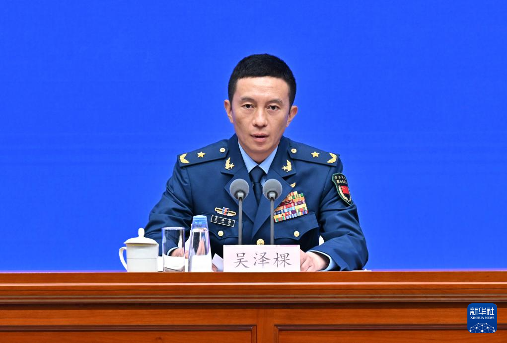 8月20日，国务院新闻办公室在北京举行新闻发布会，阅兵领导小组办公室副主任、中央军委联合参谋部作战局少将副局长吴泽棵，中国人民解放军中部战区阅兵指挥机构办公室常务副主任、政治工作部少将副主任徐贵忠介绍阅兵准备工作有关情况，并答记者问。这是吴泽棵在介绍情况。
