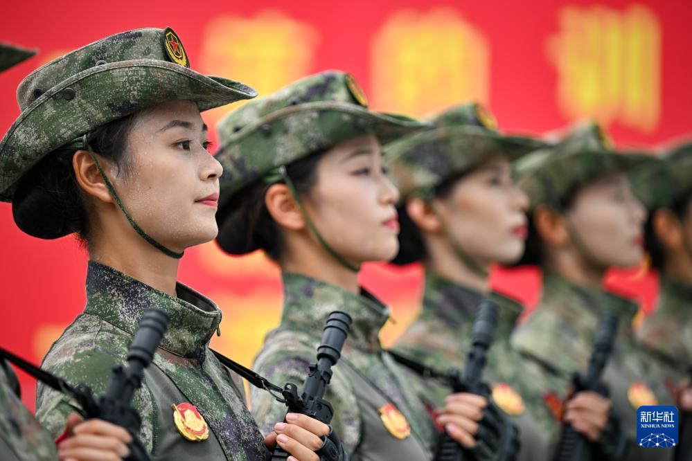 参阅队员在进行训练。