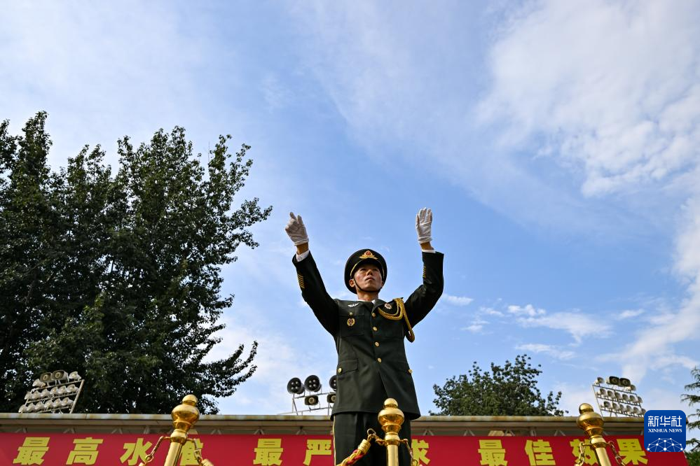 中国人民解放军联合军乐团在进行训练（8月12日 张铖 摄）。