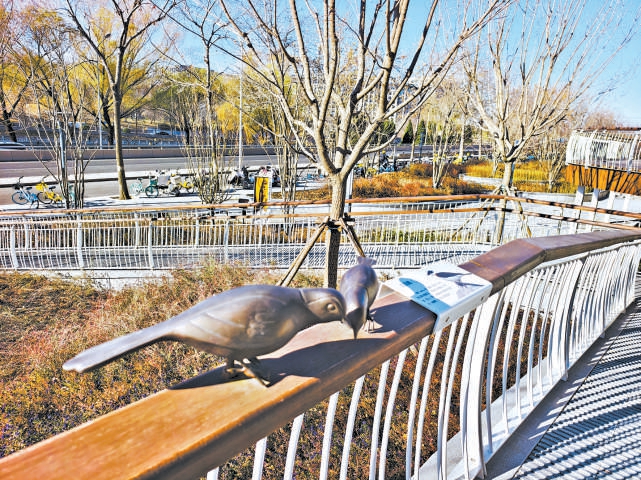 绿色廊道扶手上的“铜雀”装置很吸睛。