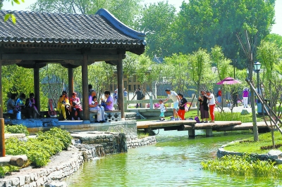 修缮后的前门三里河城市公园，重现“水穿街巷”景观。