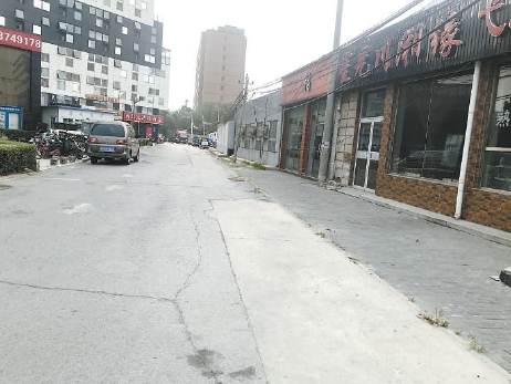 资和信北路是条背街小巷，是附近居民买菜、乘车的必经之路。经过治理之后，路面平整，小门脸也不见了。