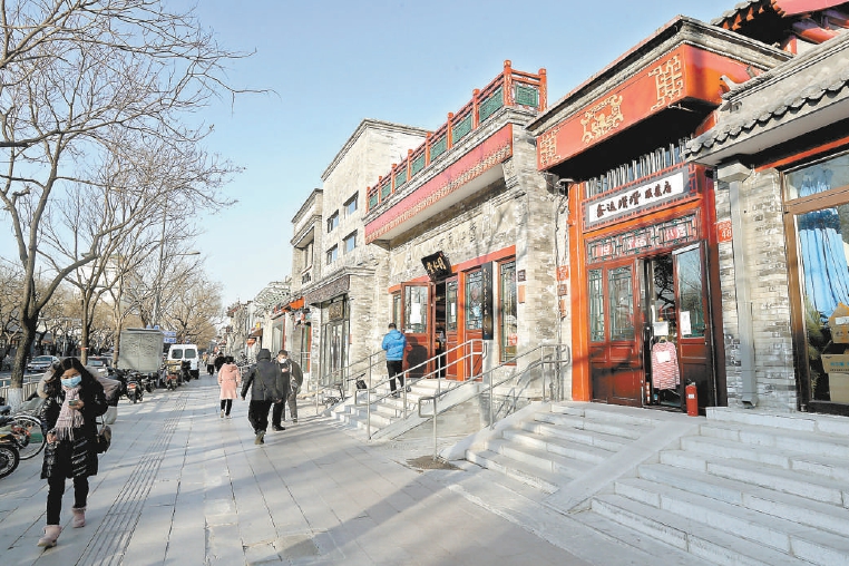 1月18日，东四北大街路边的建筑物和店面都按照修旧如旧原则还原了古都特色。