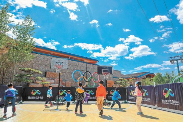 “五一”小长假，许多家长带着孩子来到延庆奥林匹克园区运动打卡。