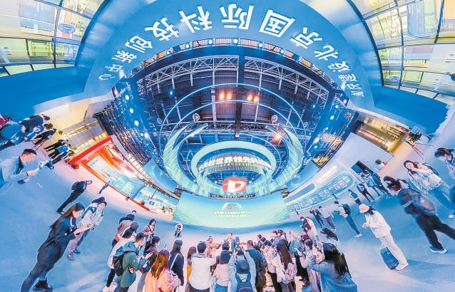 中关村展示中心常设展吸引了众多参观者。 中关村展示中心常设展吸引了众多参观者。