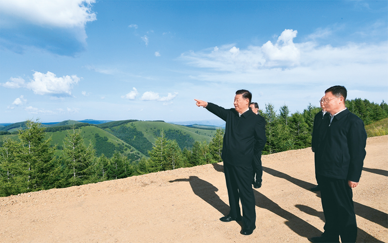 2021年8月23日至8月24日，中共中央总书记、国家主席、中央军委主席习近平在河北省承德市考察。这是8月23日下午，习近平在塞罕坝机械林场月亮山考察。