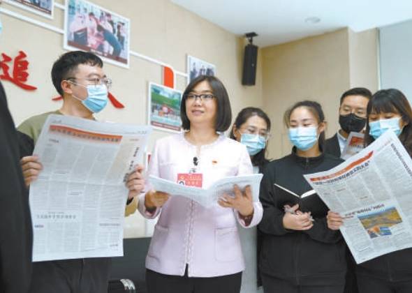 党的二十大代表、北京市丰台区马家堡街道时代风帆楼宇党委书记韩青回到工作岗位宣讲党的二十大精神。