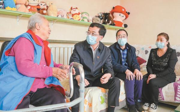 日前，党的二十大代表、大兴区委书记王有国（左二）来到黄村镇后辛庄村，探望李金柱（右二）一家。