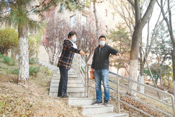 在“治理书记”唐汝育（右）的帮助下，丰台区云岗街道珠光逸景社区内，困扰居民出行多年的小路终于在本月修建完成。