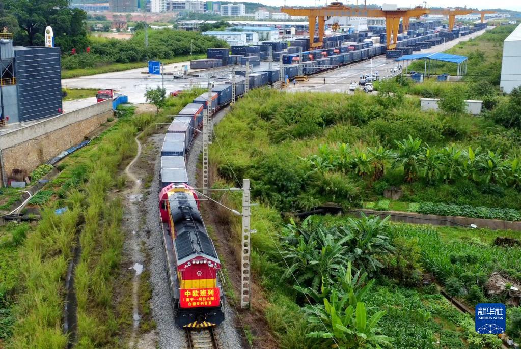 搭载2600吨白糖的中欧班列从南宁国际铁路港出发驶向哈萨克斯坦阿拉木图（2022年5月15日摄，无人机照片）。