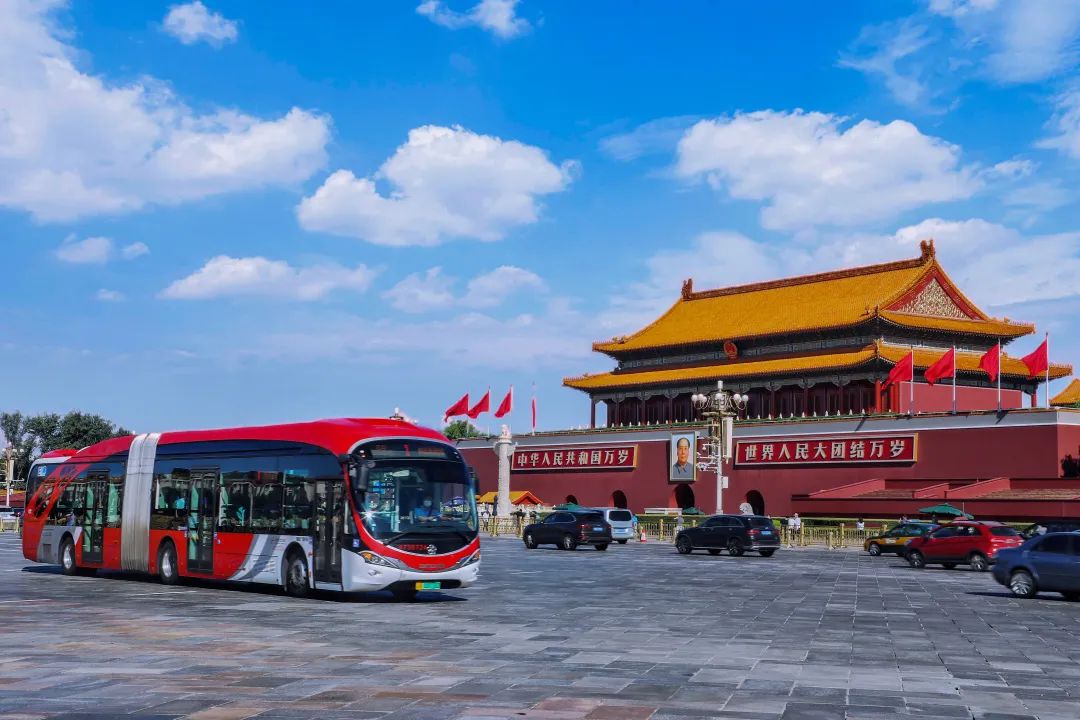 2017年，北京公交大1路更换的“中国红”纯电动公交车扮靓长安街。