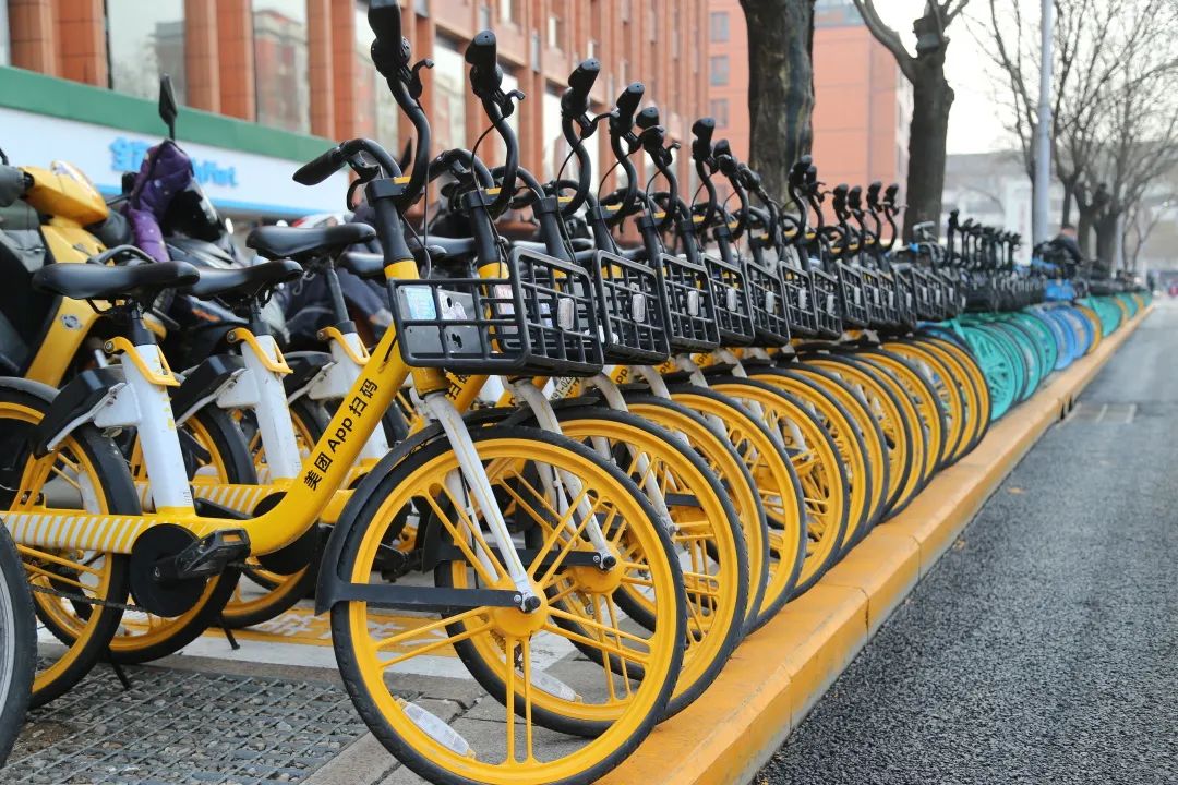 北京街头停放整齐的共享单车。