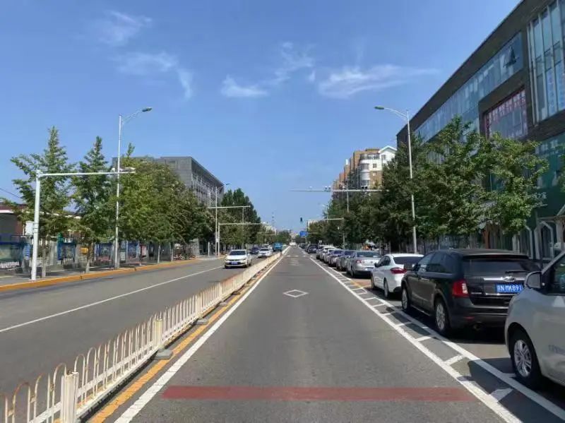 海淀区通汇路路侧停车秩序井然。