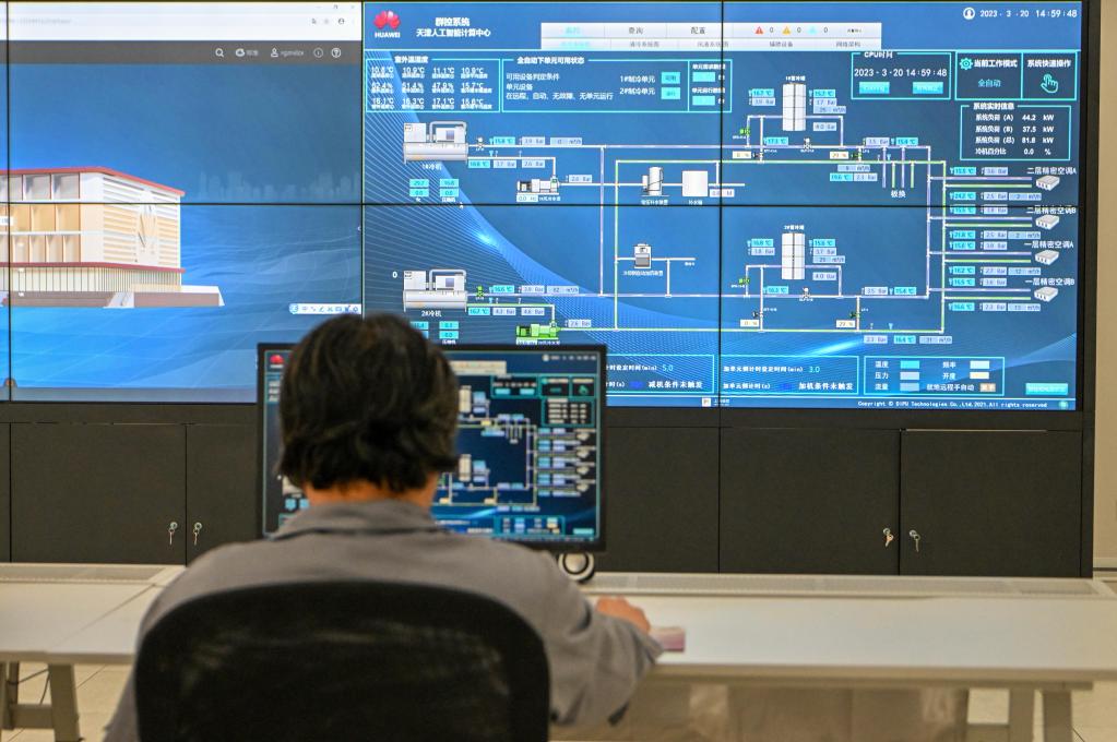 3月20日,在天津市人工智能计算中心中控室,技术人员在监控设备运行情况。 3月20日,在天津市人工智能计算中心中控室,技术人员在监控设备运行情况。