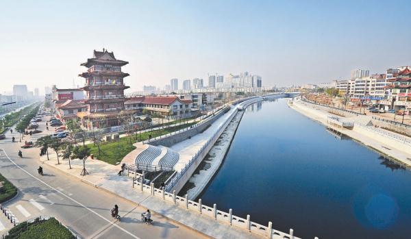 碧水丰盈的大运河从沧州清风楼旁缓缓流过。