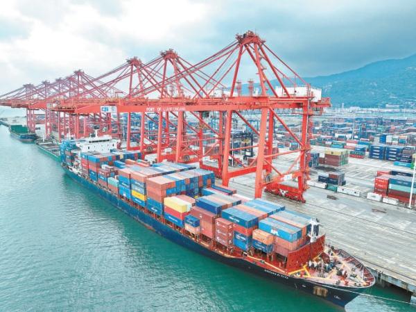 7月13日,江苏连云港港,集装箱码头装卸作业一派繁忙。视觉中国供图 7月13日,江苏连云港港,集装箱码头装卸作业一派繁忙。视觉中国供图