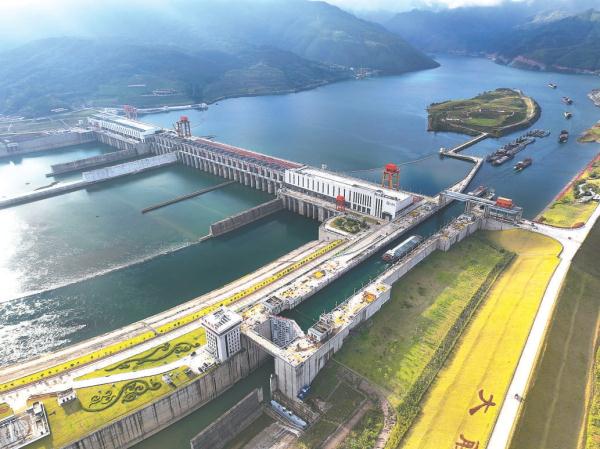 位于广西桂平市的大藤峡水利枢纽是国家节水供水重大水利工程、国家水网骨干工程，历时9年艰苦建设，枢纽主体工程于2023年9月正式完工，奔流的西江上多了一道壮丽风景线。