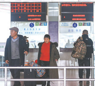 1月12日，旅客在南京火车站售票大厅购买火车票。