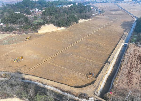 图2：湖南省湘潭市雨湖区鹤岭镇利用冬季农闲时期，加紧推进高标准农田建设，将农田建设与撂荒地复垦复种、农业产业机械化发展相结合，同时提升配套设施水平，改善农田灌溉及耕作条件，为粮食稳产增产打下坚实基础。