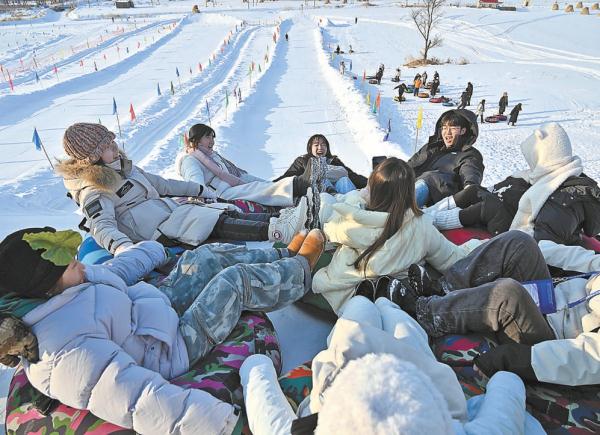 随着寒假来临，东北冰雪旅游持续火热。吉林省立足冰雪资源和产业优势，不断优化服务和体验，吸引更多的游客到来。1月26日，几名来自台湾的学生在舒兰市二合村“吉林雪乡”体验雪圈。