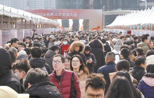 2月25日拍摄的“起跑春天”2024杭州人才交流大会现场。当日，超过880家企事业单位携2万多个工作岗位现场参会。