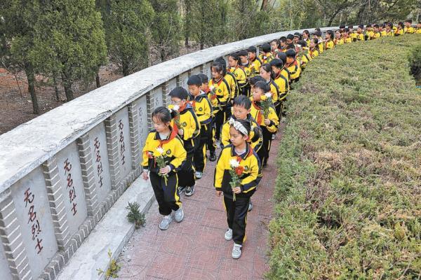 4月2日，山东省枣庄市文化路小学的学生在枣庄革命烈士陵园缅怀先烈。清明节前夕，人们前往烈士陵园开展祭扫活动，向英烈敬献鲜花，寄托哀思。
