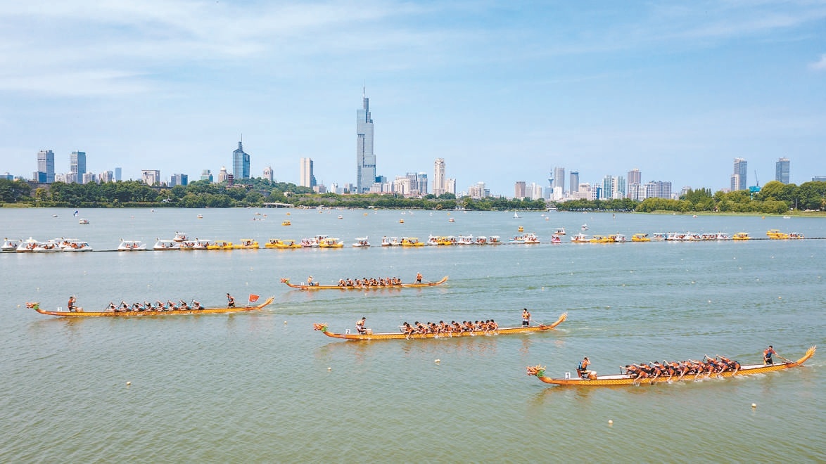 6月10日，龙舟队伍在江苏南京玄武湖上竞逐。