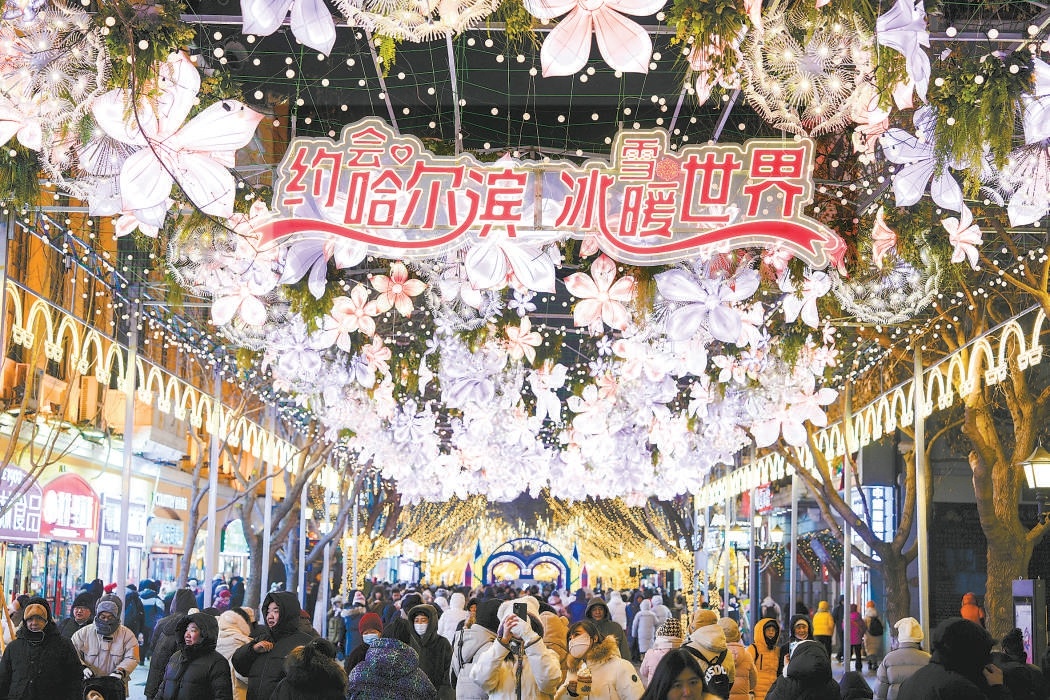 1月30日，游客在哈尔滨中央大街上游玩、拍照。