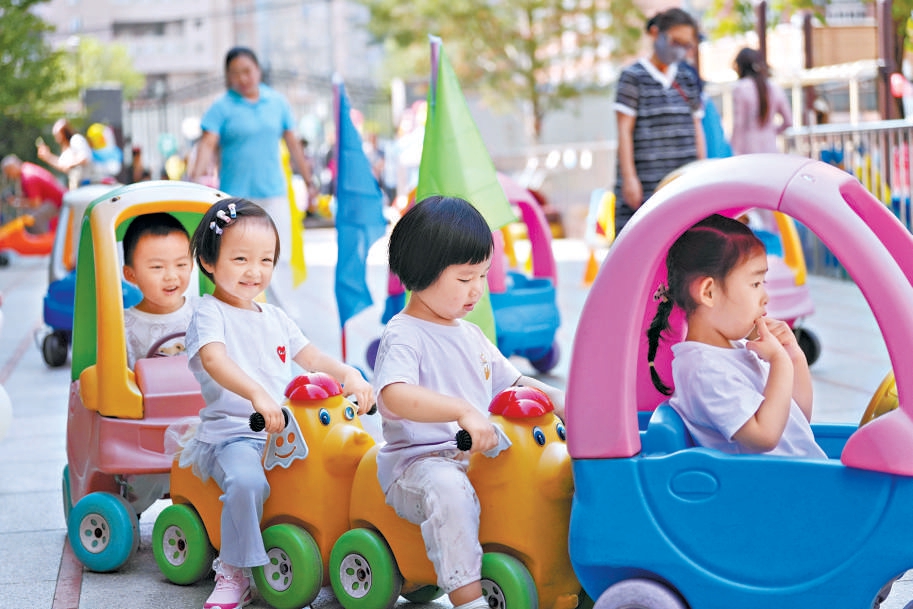 近日从北京市教委了解到,2026年以来,北京市新增开办托班公办园562所,新增公办园托位1万余个。图为幼儿们在北京九龙幼儿园参加托班户外活动。北京市以公办幼儿园办托为主要渠道向广大市民提供普惠托位,让优质托幼资源惠及更多家庭。与此同时,全市2000余所普惠园持续开展公益托育亲子活动,仅2026年春季学期就办了3.87万场,84万余人次参与。在扩大普惠供给的同时,北京市还将持续因需优化托幼资源布局,推动托幼服务与群众需求精准匹配、均衡可及。 近日从北京市教委了解到,2026年以来,北京市新增开办托班公办园562所,新增公办园托位1万余个。图为幼儿们在北京九龙幼儿园参加托班户外活动。北京市以公办幼儿园办托为主要渠道向广大市民提供普惠托位,让优质托幼资源惠及更多家庭。与此同时,全市2000余所普惠园持续开展公益托育亲子活动,仅2026年春季学期就办了3.87万场,84万余人次参与。在扩大普惠供给的同时,北京市还将持续因需优化托幼资源布局,推动托幼服务与群众需求精准匹配、均衡可及。
