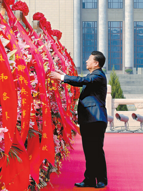 这是习近平在整理花篮上的缎带