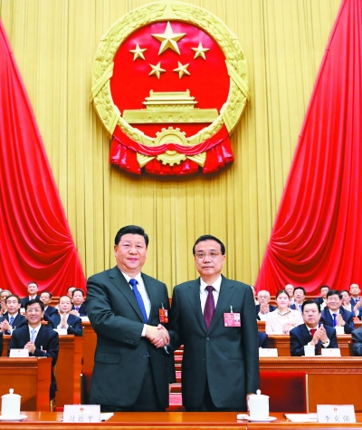 习近平同李克强亲切握手。