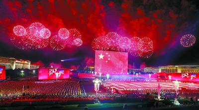 10月1日晚，天安门广场升起一面由高60米、宽90米的LED网幕组成的最大国旗。