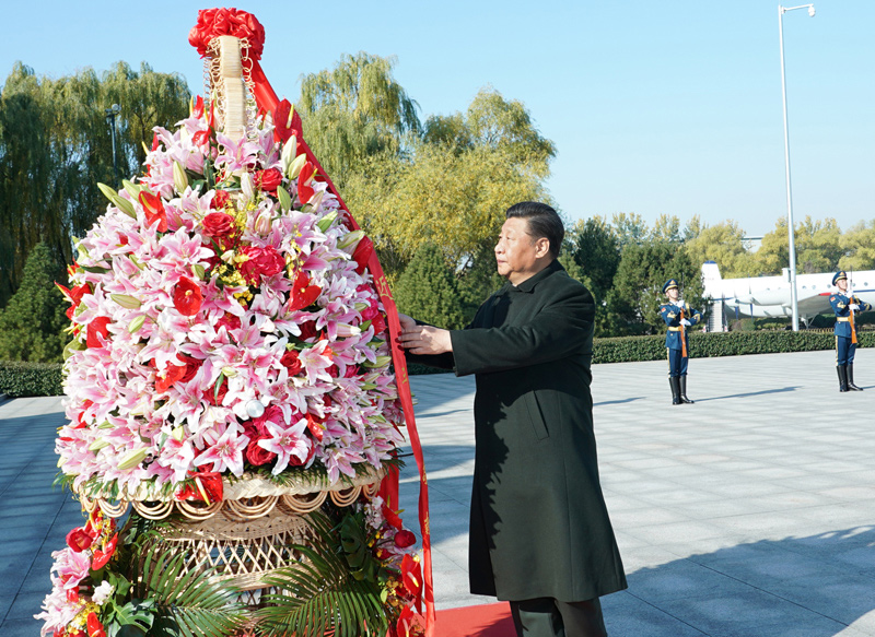 习近平来到位于北京市昌平区的中国航空博物馆，向人民空军英烈敬献花篮。