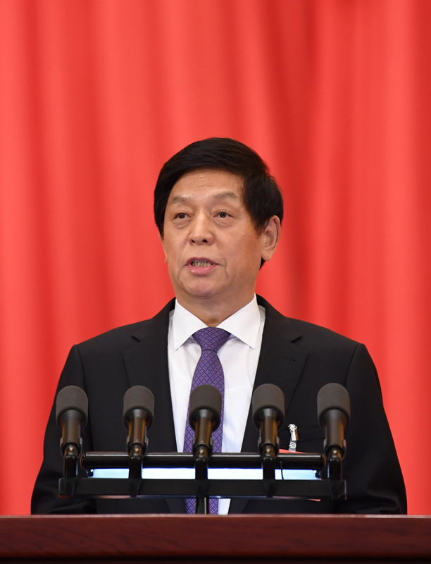 受全国人大常委会委托，栗战书委员长向大会报告全国人大常委会工作。