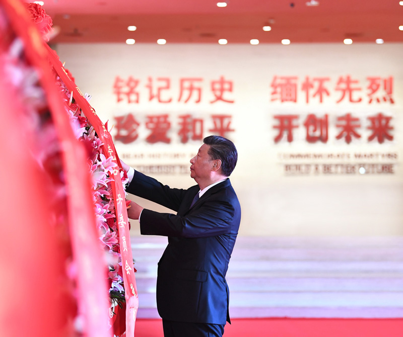 9月3日上午，习近平、李克强、栗战书、汪洋、王沪宁、赵乐际、韩正、王岐山等党和国家领导人来到中国人民抗日战争纪念馆，出席纪念中国人民抗日战争暨世界反法西斯战争胜利75周年向抗战烈士敬献花篮仪式。这是习近平整理花篮上的缎带。