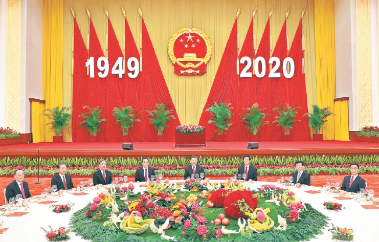 9月30日晚，国务院在北京人民大会堂举行国庆招待会，热烈庆祝中华人民共和国成立七十一周年。习近平、李克强、栗战书、汪洋、王沪宁、赵乐际、韩正、王岐山等党和国家领导人与中外人士欢聚一堂，共庆共和国华诞。