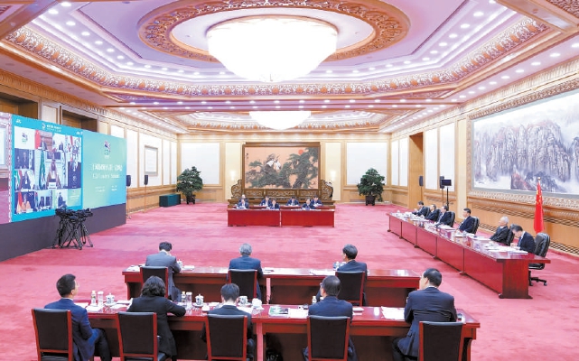 11月21日晚，国家主席习近平在北京以视频方式出席二十国集团领导人第十五次峰会第一阶段会议并发表重要讲话。