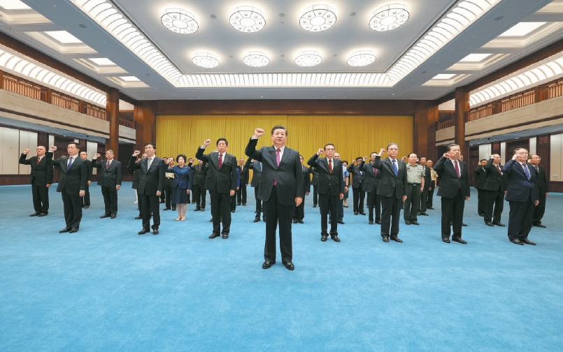 6月18日，党和国家领导人习近平、李克强、栗战书、汪洋、王沪宁、赵乐际、韩正、王岐山等在中国共产党历史展览馆参观“‘不忘初心、牢记使命’中国共产党历史展览”。这是参观结束后，习近平带领党员领导同志一起重温入党誓词。