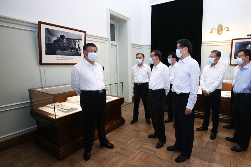 6月25日，中共中央政治局就用好红色资源、赓续红色血脉举行第三十一次集体学习。这次集体学习采取参观和讨论相结合的形式，这是习近平、李克强、栗战书、汪洋、王沪宁、赵乐际、韩正等在中南海丰泽园参观毛泽东同志故居。