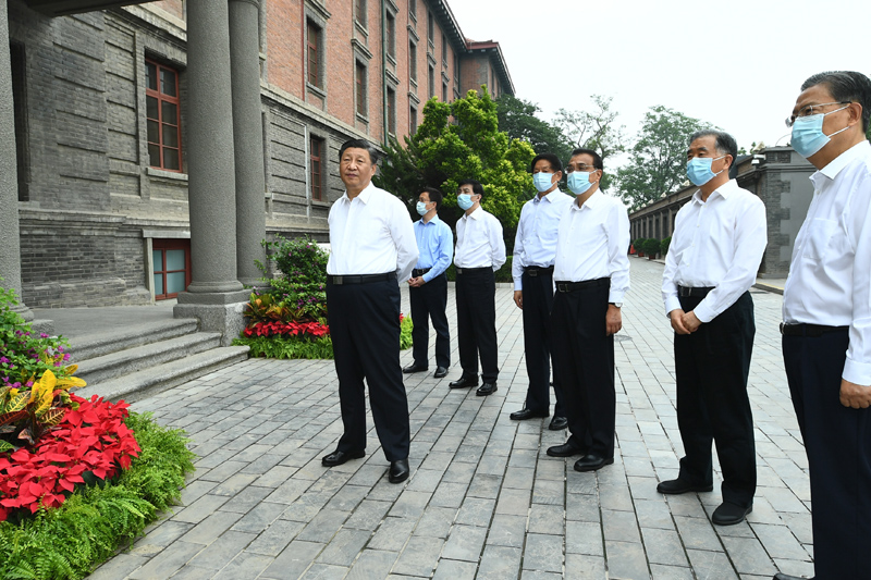 6月25日，中共中央政治局就用好红色资源、赓续红色血脉举行第三十一次集体学习。这次集体学习采取参观和讨论相结合的形式，这是习近平、李克强、栗战书、汪洋、王沪宁、赵乐际、韩正等在北大红楼参观“光辉伟业 红色序章——北大红楼与中国共产党早期北京革命活动主题展”。