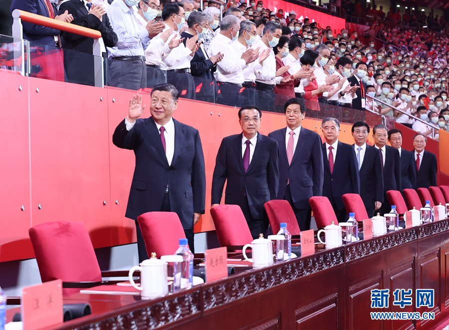 6月28日晚，庆祝中国共产党成立100周年文艺演出《伟大征程》在国家体育场盛大举行。习近平、李克强、栗战书、汪洋、王沪宁、赵乐际、韩正、王岐山等党和国家领导人，同约2万名观众一起观看演出。