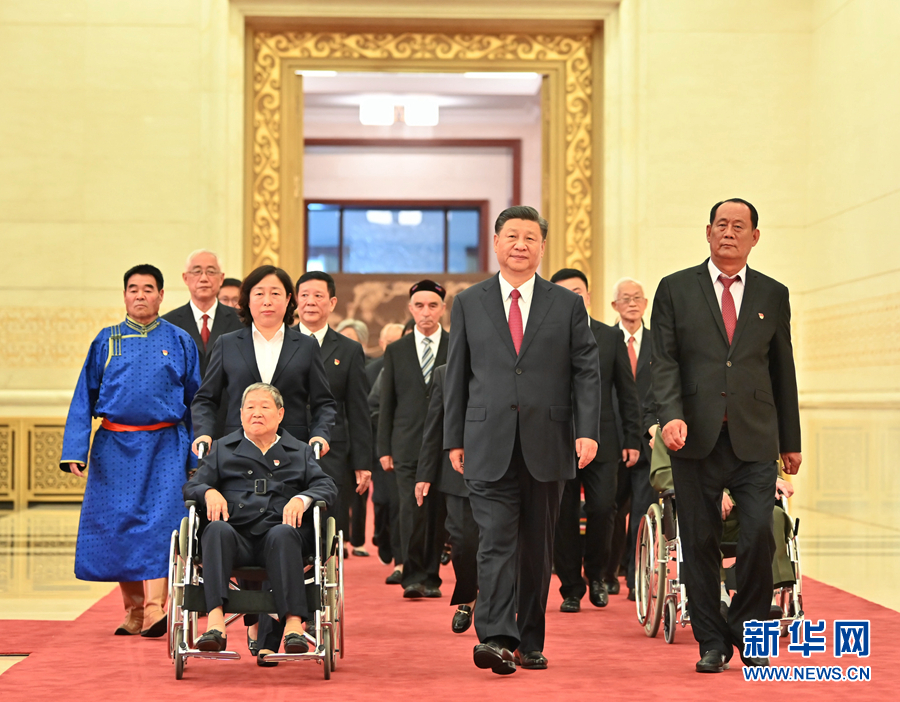 6月29日，庆祝中国共产党成立100周年“七一勋章”颁授仪式在北京人民大会堂金色大厅隆重举行。中共中央总书记、国家主席、中央军委主席习近平同“七一勋章”获得者一同步入会场。
