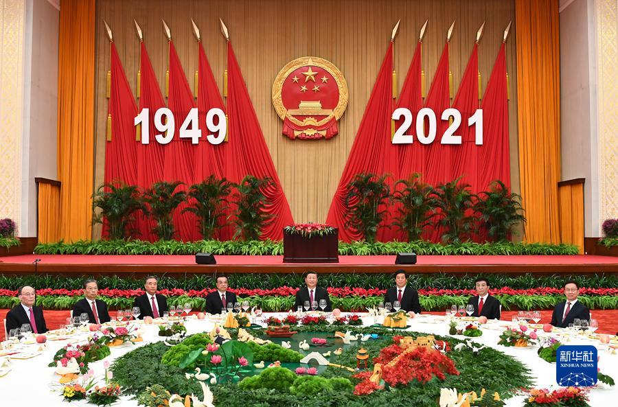 9月30日晚，国务院在北京人民大会堂举行国庆招待会，热烈庆祝中华人民共和国成立七十二周年。习近平、李克强、栗战书、汪洋、王沪宁、赵乐际、韩正、王岐山等党和国家领导人与中外人士欢聚一堂，共庆共和国华诞。
