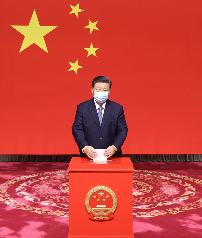 11月5日，中共中央总书记、国家主席、中央军委主席习近平在北京市西城区中南海选区怀仁堂投票站参加区人大代表选举投票。