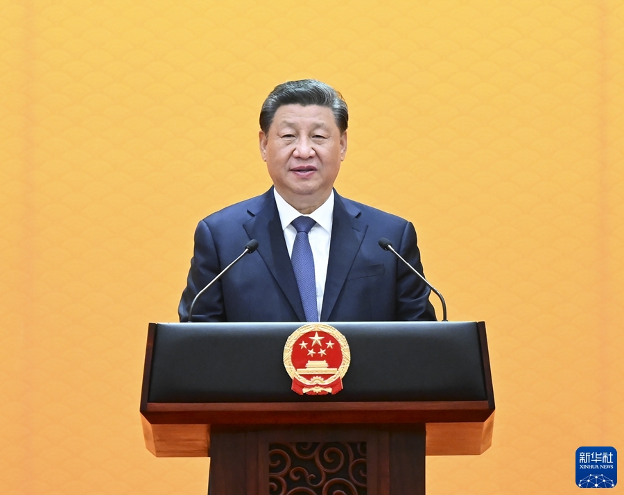 2月5日中午，国家主席习近平和夫人彭丽媛在北京人民大会堂金色大厅举行宴会，欢迎出席北京2022年冬奥会开幕式的国际贵宾。