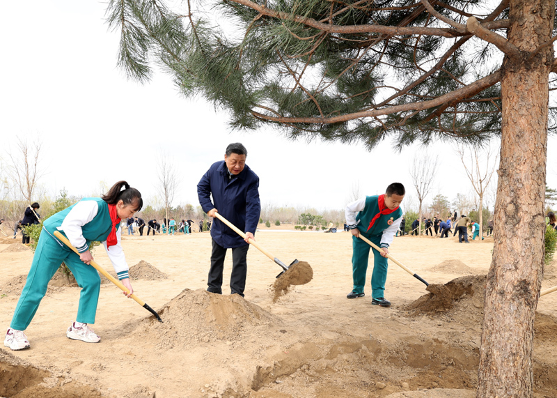 3月30日，党和国家领导人习近平、李克强、栗战书、汪洋、王沪宁、赵乐际、韩正、王岐山等来到北京市大兴区黄村镇参加首都义务植树活动。这是习近平同大家一起植树。