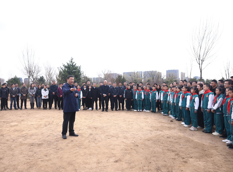 3月30日，党和国家领导人习近平、李克强、栗战书、汪洋、王沪宁、赵乐际、韩正、王岐山等来到北京市大兴区黄村镇参加首都义务植树活动。这是植树期间，习近平同在场的干部群众、少先队员亲切交谈。